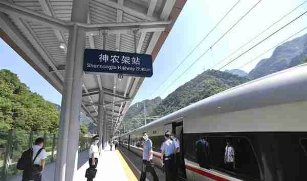 极目新闻记者试乘郑渝高铁：武汉人去神农架避暑只需2个多小时