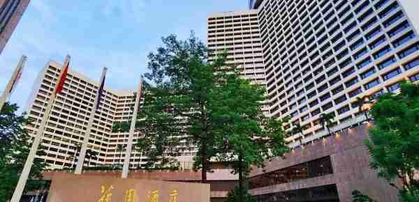 广州有家白金五星酒店，拥有2万平岭南花园，是中秋国庆度假首选