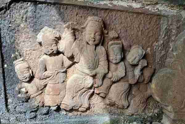 滇西剑川石雕也很精湛：古有石钟山石窟，今有名满天下的千狮山
