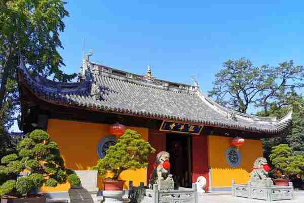 上海香火最旺的寺庙之一，有1700年历史，门票只有静安寺的1/5