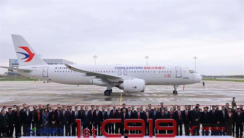 全球首架国产C919飞机正式交付 国产民机从研发制造转入商业运营