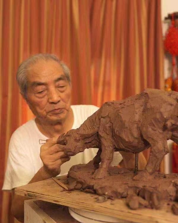 比真牛还大，90岁高龄艺术家将创作大型雕塑“牛转乾坤”，初衷是……