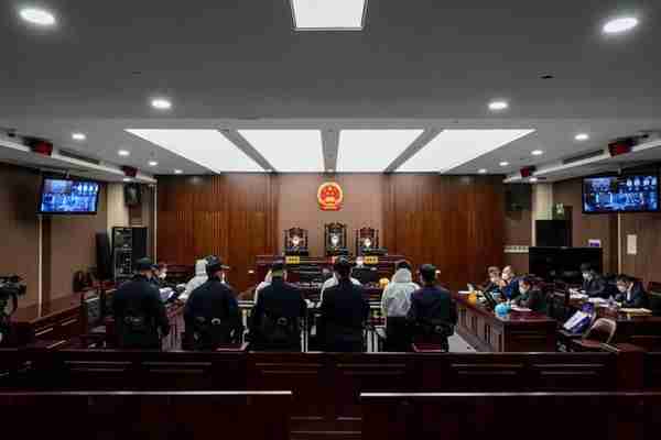 温州银行原行长吴华被判死缓、终身监禁：非法收受2.75亿
