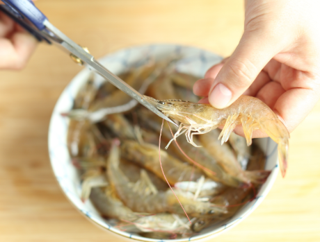 白灼虾时，别直接放水里煮，学会老渔民的做法，原汁原味超鲜嫩