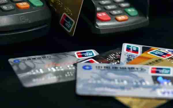 求你办卡还送旅行箱，信用卡靠什么赚钱？是谁发明的信用卡？