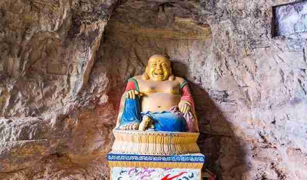 石家庄鹿泉抱犊寨，藏有全国规模最大的山顶石刻佛像，充满了神秘