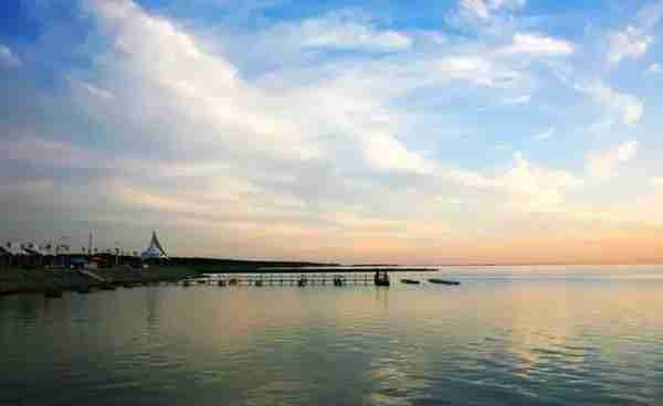 比九寨沟人少，比青海湖便宜，这才是长春今夏最值得去的湖泊！