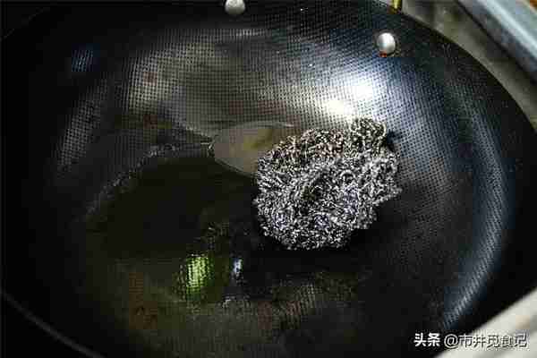 新铁锅买来别着急用，一定要学会开锅这6步，做完不生锈不粘锅