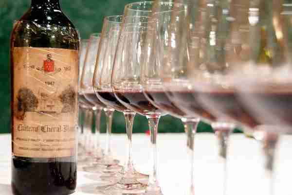 盘点世界上最昂贵的16瓶红酒，喝一口一辆车就没了，简直太豪横