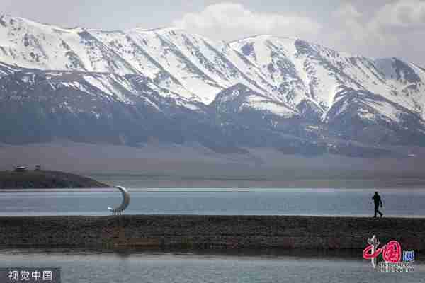 新疆博州：赛里木湖与雪山相互映衬宛如仙境