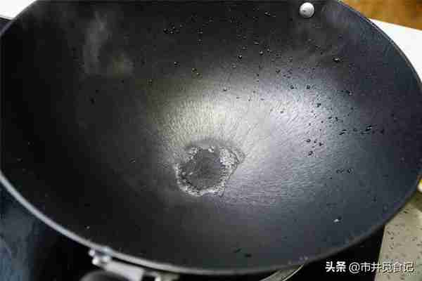 新铁锅买来别着急用，一定要学会开锅这6步，做完不生锈不粘锅