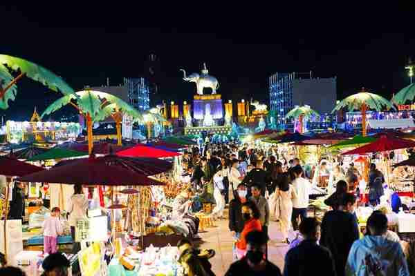 亚洲最大最热闹的夜市，不在西安和重庆，而在西双版纳