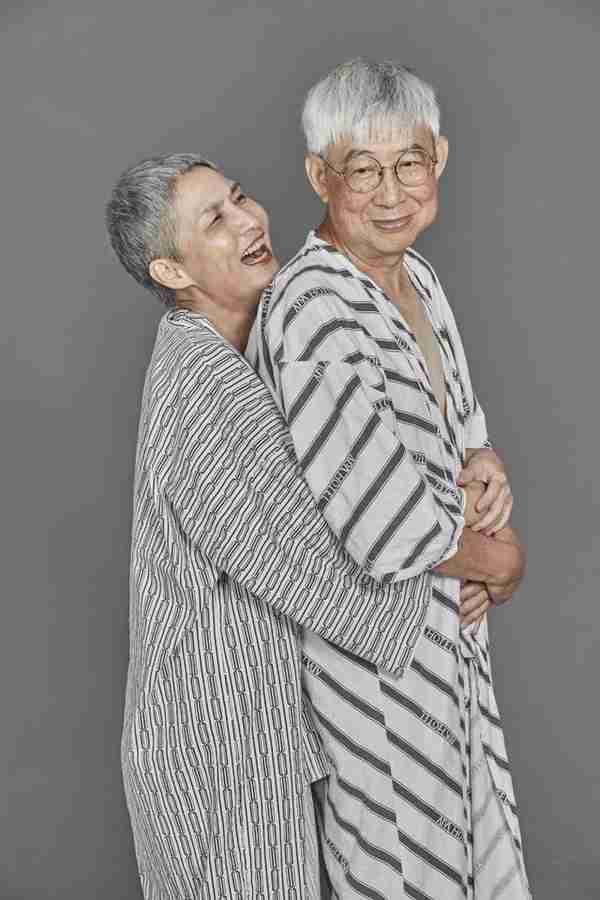 70岁老年夫妇拍裸照，拍了一组全裸写真，诠释爱情最纯粹的样子
