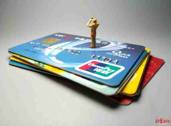 助力小微企业的银行卡，为啥发给了办储蓄卡的人？