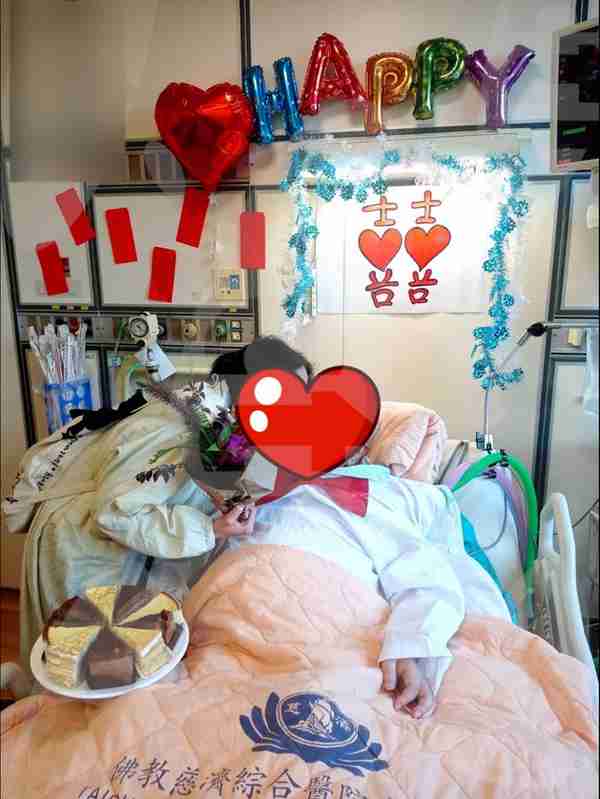 李坤城林靖恩结婚画面曝光，在病床上完成仪式，女方难掩幸福笑容