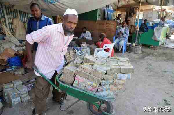 津巴布韦纸币面额100万亿，堪比“天地银行”，人人都是亿万富翁