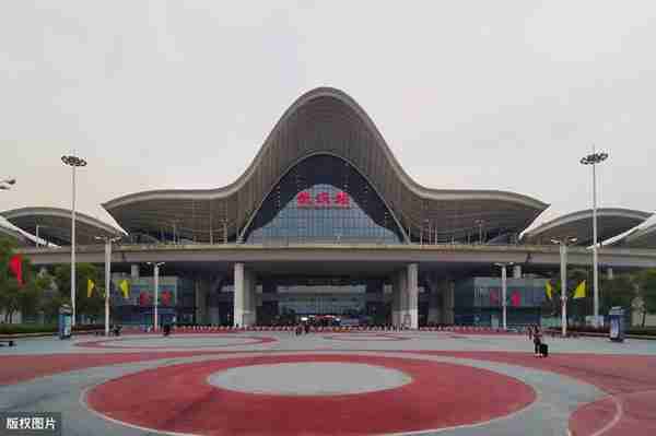 武汉最大的火车站，因为位置偏远，好多武汉人都不知道它在哪个区