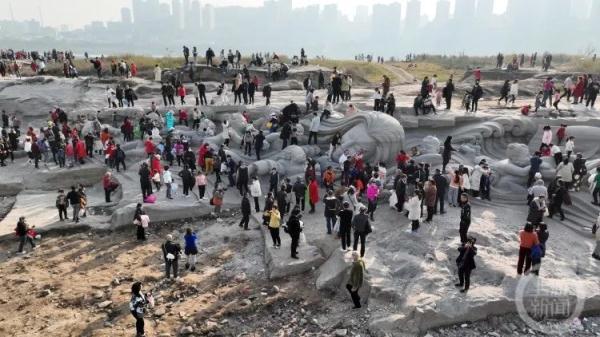 最近这个地方有些“火”！重庆南滨路江边“惊现”巨型石刻