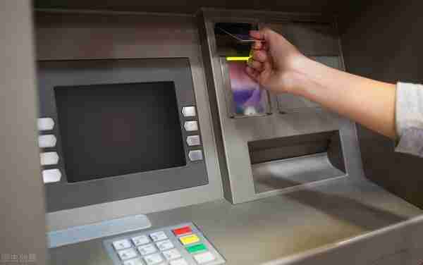 好消息来了，以后在部分银行ATM机提取养老金，没有手续费了